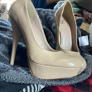 Nude pumps